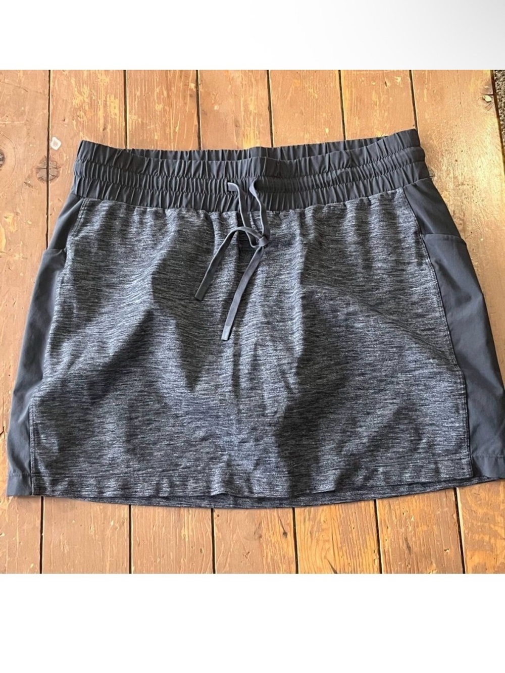 Athleta Excursion Hybrid Skort in a black and gray heathered pattern